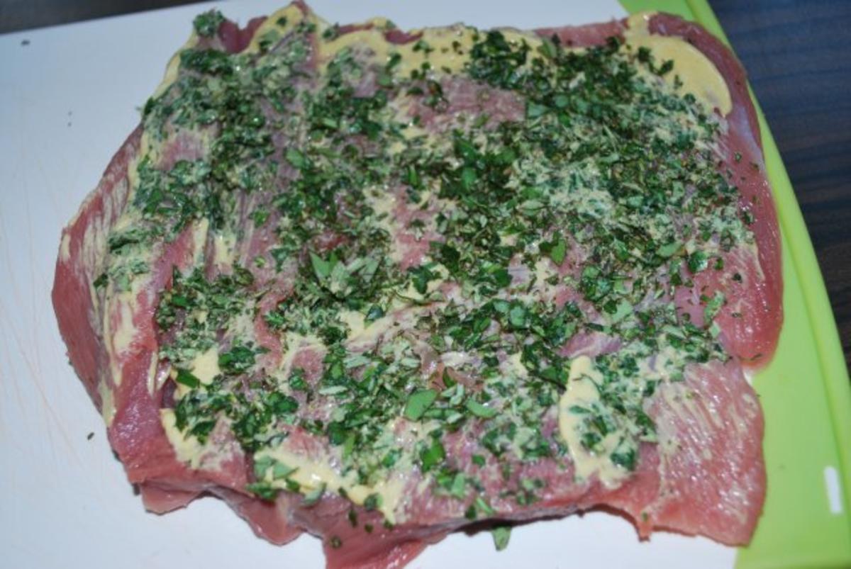 Schweinefilet im Pancettamantel mit Bratwurst gefüllt vom Grill - Rezept - Bild Nr. 4