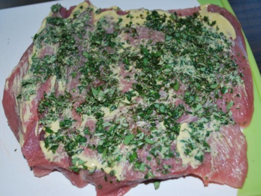 Schweinefilet im Pancettamantel mit Bratwurst gefüllt vom Grill ...