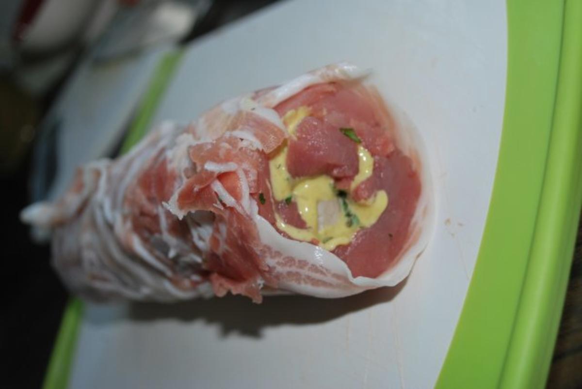 Schweinefilet im Pancettamantel mit Bratwurst gefüllt vom Grill - Rezept - Bild Nr. 5