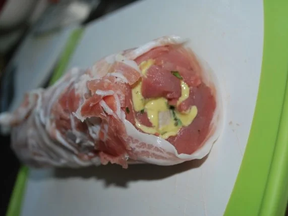 Schweinefilet im Pancettamantel mit Bratwurst gefüllt vom Grill - Rezept - Bild Nr. 5