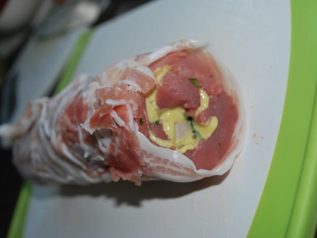 Schweinefilet im Pancettamantel mit Bratwurst gefüllt vom Grill ...