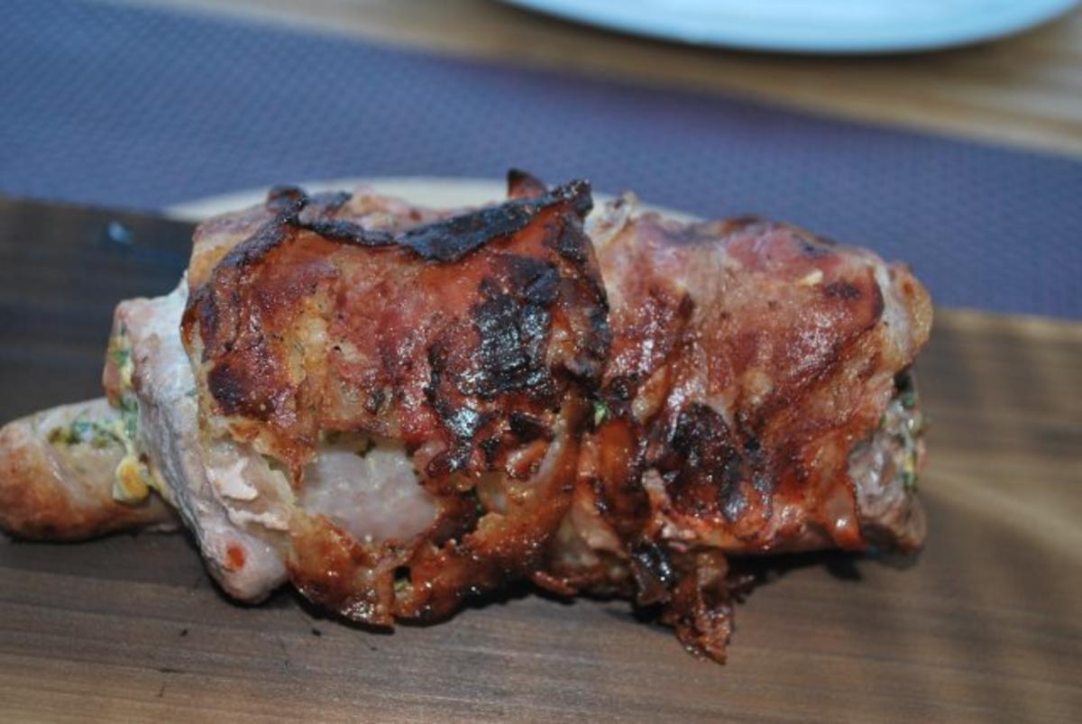 Schweinefilet im Pancettamantel mit Bratwurst gefüllt vom Grill - Rezept - Bild Nr. 7