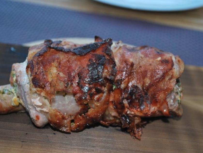 Schweinefilet im Pancettamantel mit Bratwurst gefüllt vom Grill ...