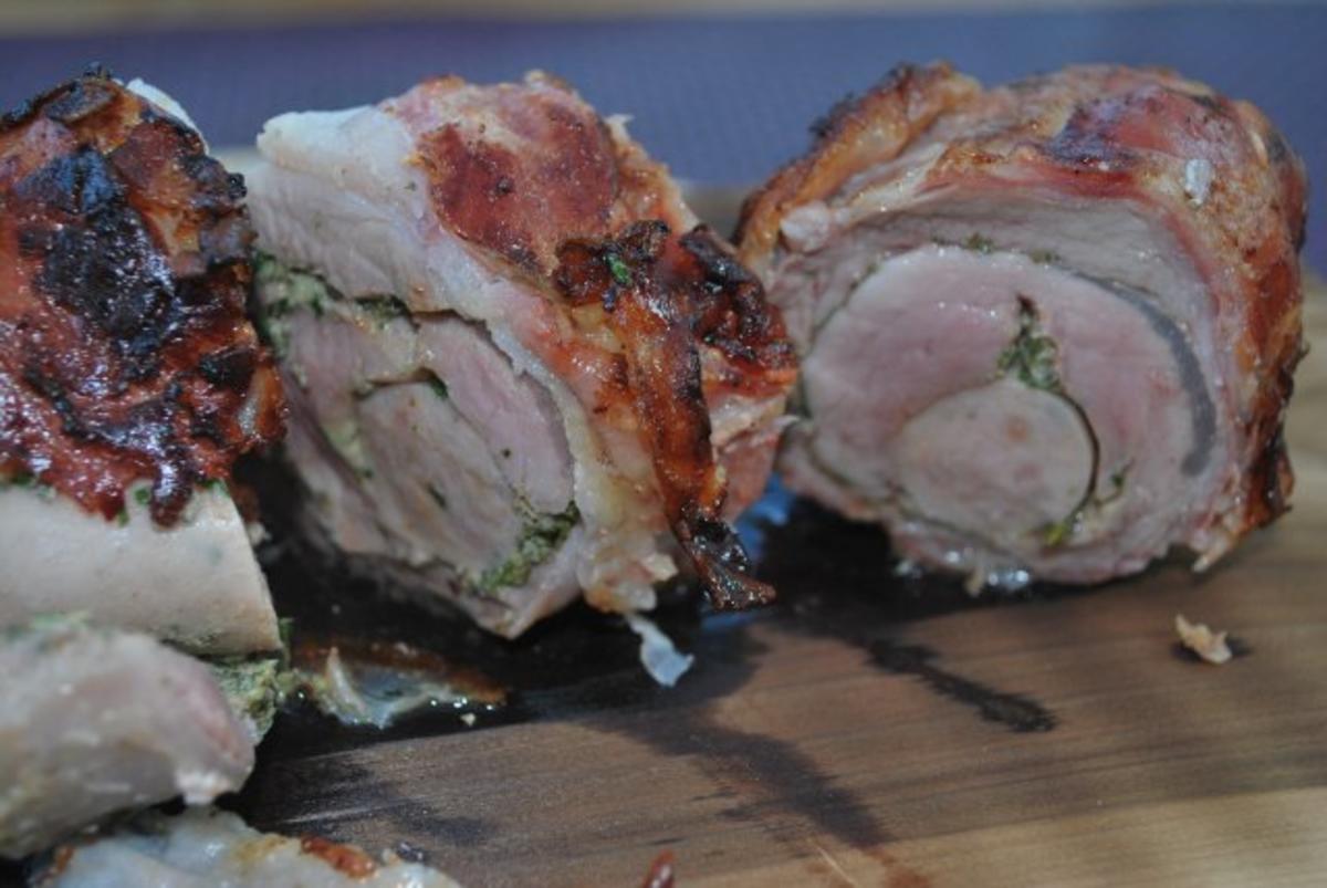 Bilder für Schweinefilet im Pancettamantel mit Bratwurst gefüllt vom Grill - Rezept