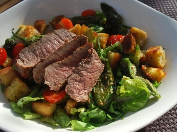 Brotsalat mit Pimientos und Steakstreifen - Rezept
