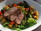 Brotsalat mit Pimientos und Steakstreifen - Rezept