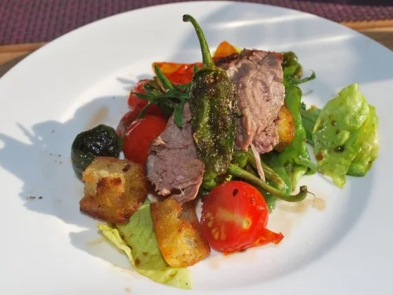 Brotsalat mit Pimientos und Steakstreifen - Rezept - Bild Nr. 2