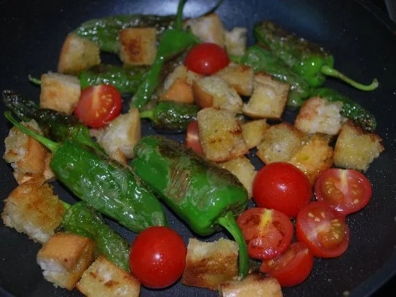Brotsalat mit Pimientos und Steakstreifen - Rezept - Bild Nr. 3