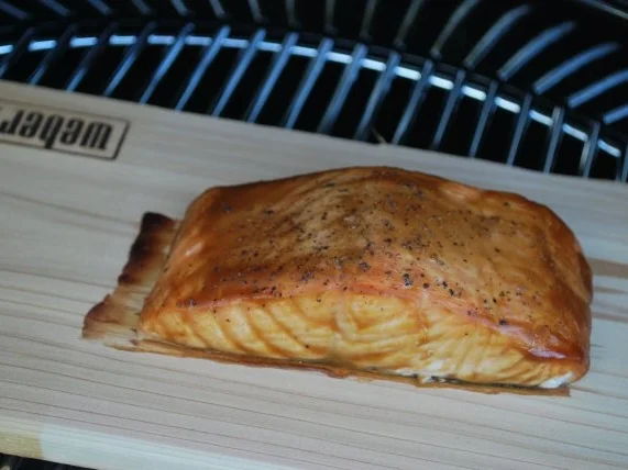 Rezept: Auf Zedernholz geräucherter Lachs Bild Nr. 4 Auf Zedernholz geräucherter Lachs - Rezept - Bild Nr. 4