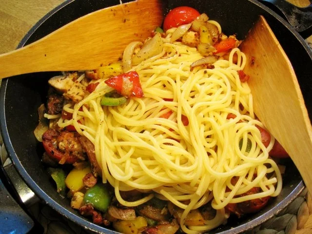 Rezept: Reste-Pfanne mit Nudeln... Bild Nr. 7 Reste-Pfanne mit Nudeln... - Rezept - Bild Nr. 7