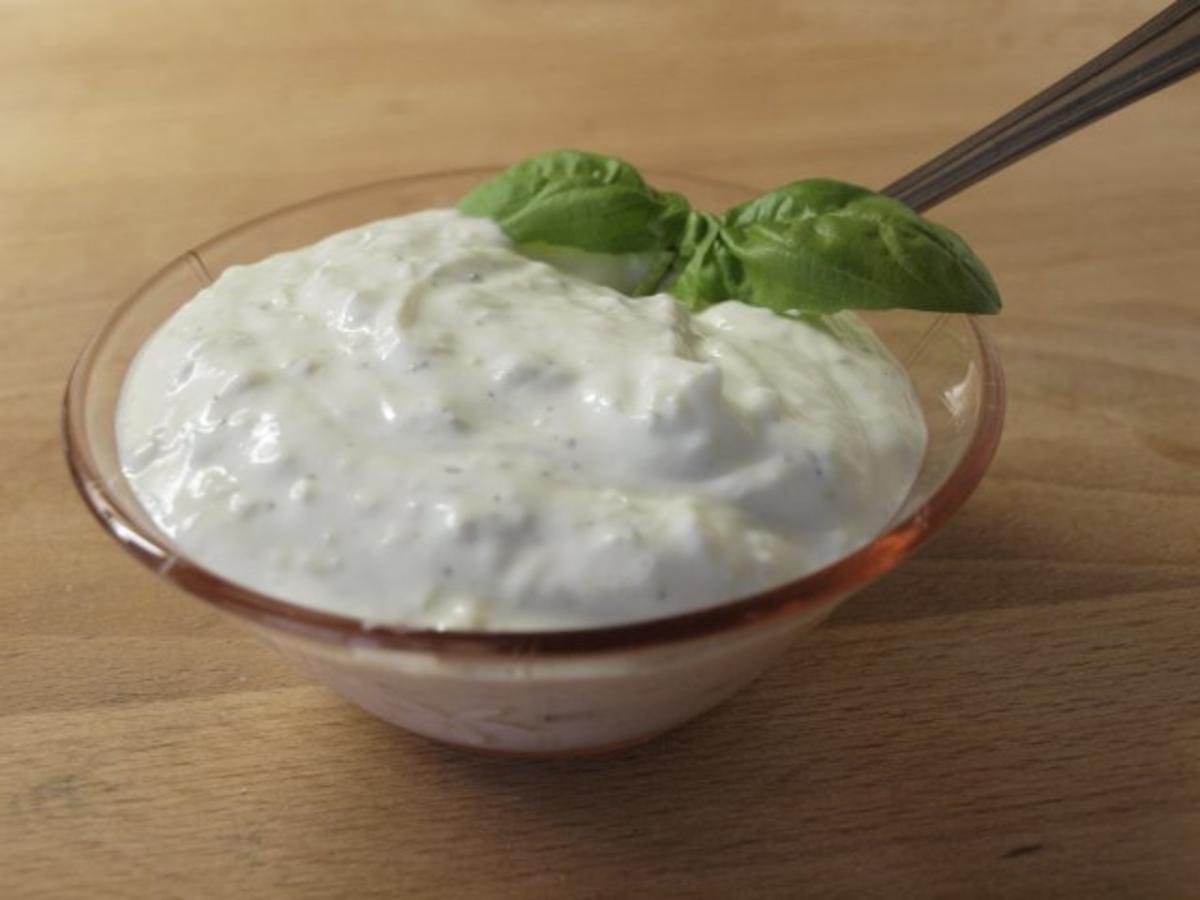 Bilder für Grillen & Co: Schneller Dip mit Knobi & Gurke - Rezept