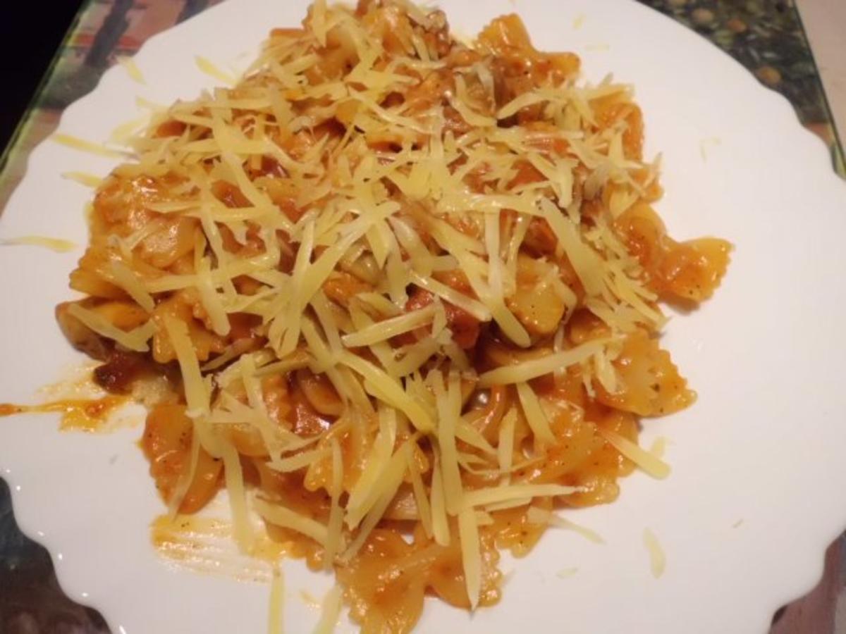 Pfannengericht: Hähnchen-Tomaten-Ragout mit Nudeln - Rezept