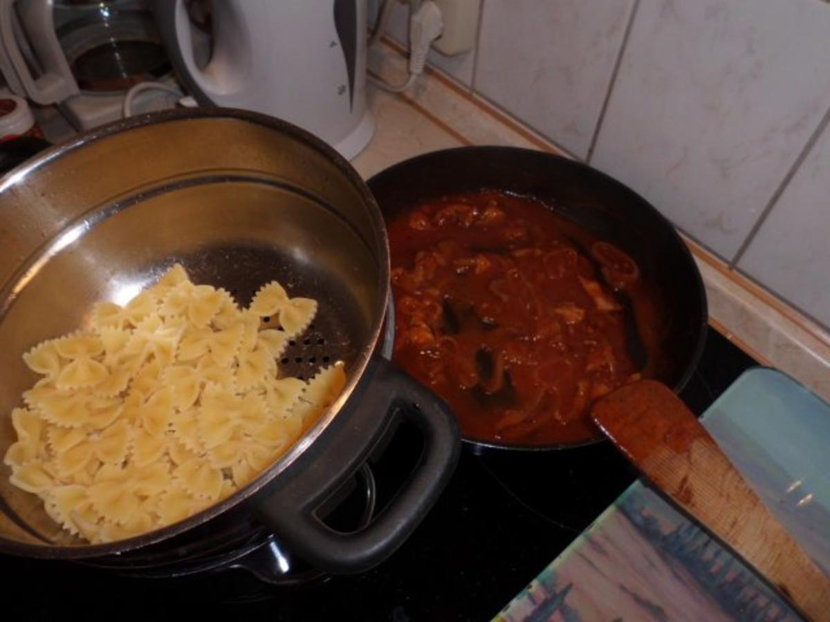Pfannengericht: Hähnchen Tomaten Ragout mit Nudeln - schnell &amp; einfach ...