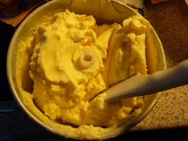 Rezept: Dessert: Pfirsich-Buttermilcheis Bild Nr. 2 Dessert: Pfirsich-Buttermilcheis - Rezept - Bild Nr. 2