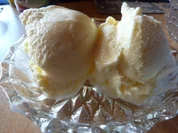 Dessert: Pfirsich-Buttermilcheis - Rezept