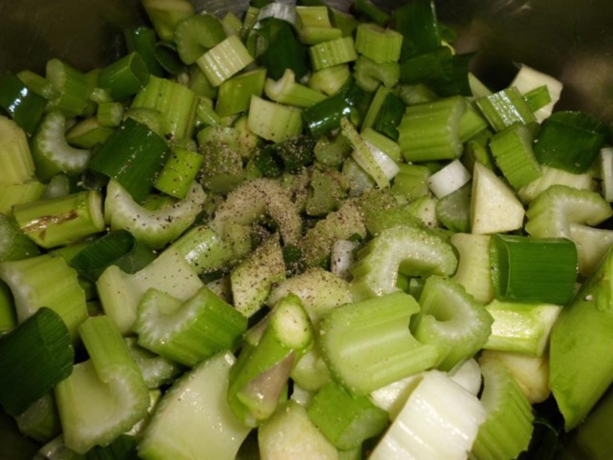 Suppe: Stangenselleriesuppe mit grünen Spargel und Sauerampfer - Rezept - Bild Nr. 3