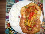 Buntes Sommergemüse auf Weizen - Käse Fladen mit Mozzarella Streifen - Rezept