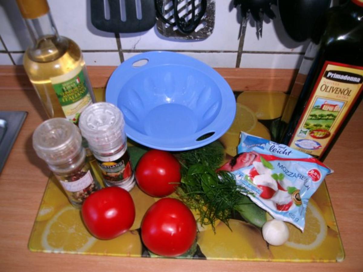Tomatensalat mit Mozzarella und frischen Kräutern - Rezept - Bild Nr. 2