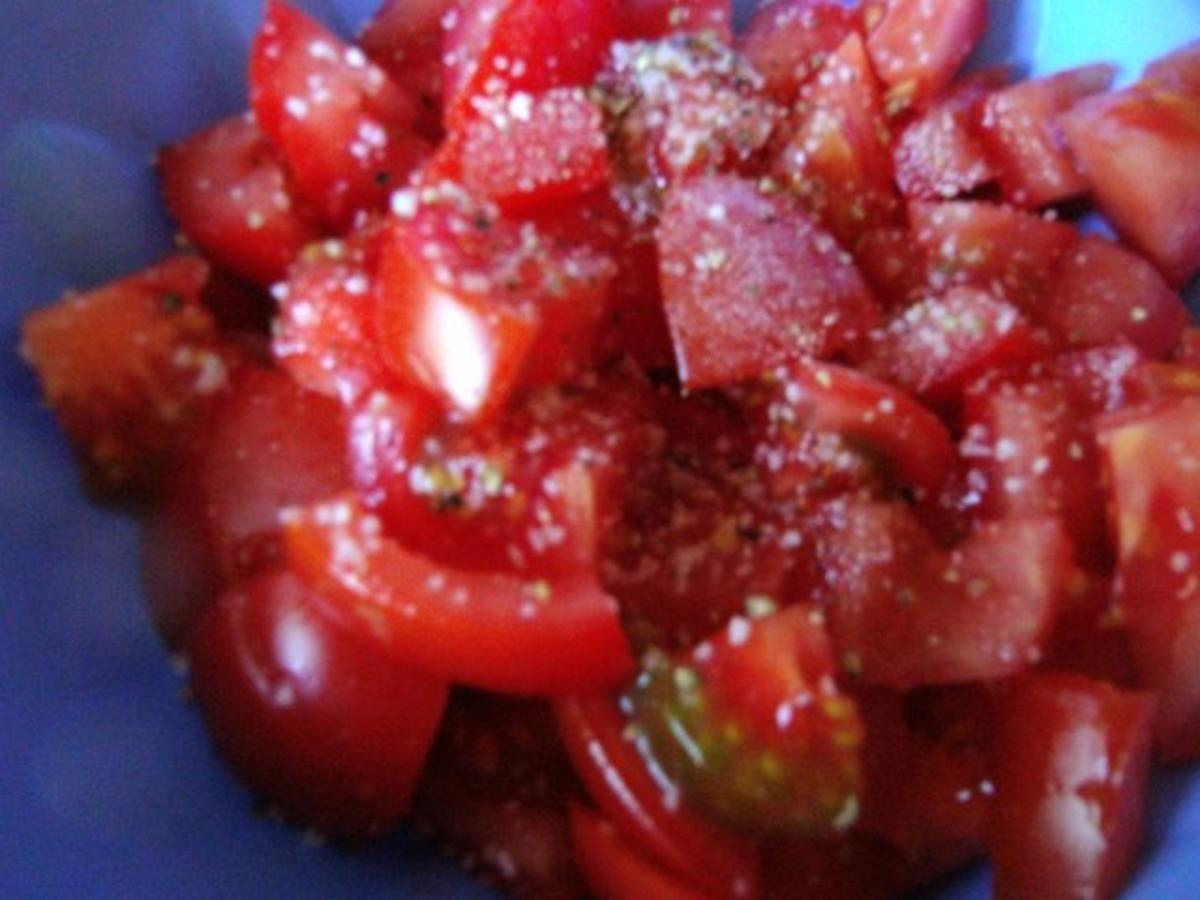 Tomatensalat mit Mozzarella und frischen Kräutern - Rezept - Bild Nr. 3