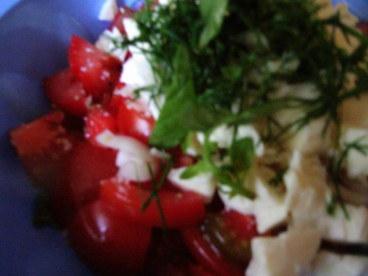 Tomatensalat mit Mozzarella und frischen Kräutern - Rezept - Bild Nr. 5