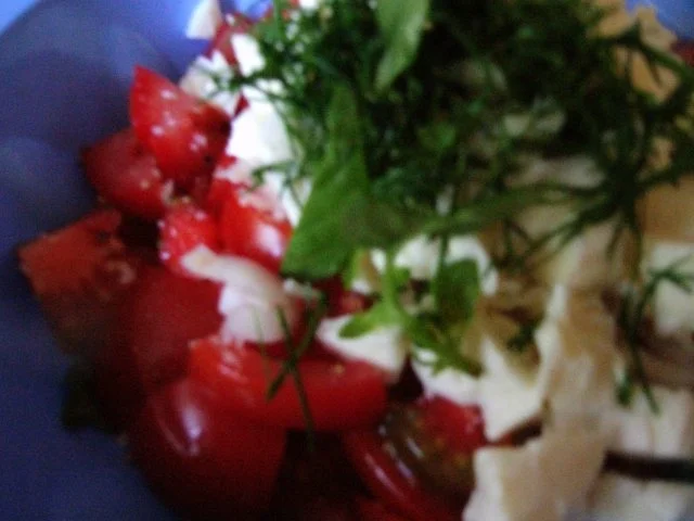 Tomatensalat mit Mozzarella und frischen Kräutern - Rezept - Bild Nr. 5