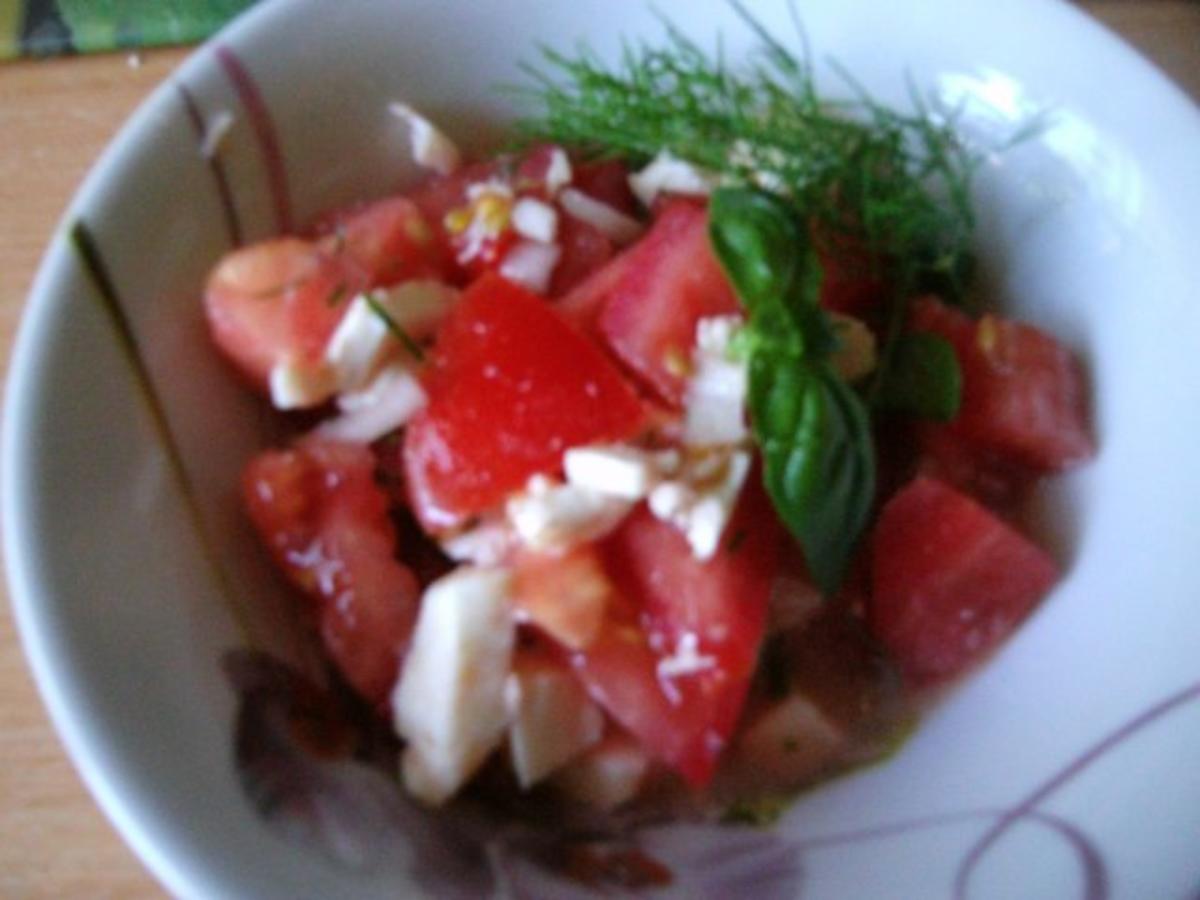 Bilder für Tomatensalat mit Mozzarella und frischen Kräutern - Rezept