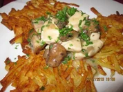 Rezept: Champigon-Geschnetzeltes mit Kartoffelrösti Champigon-Geschnetzeltes mit Kartoffelrösti - Rezept