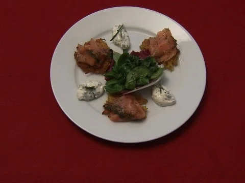 Kartoffel-Möhrenrösti mit frischem Graved Lachs, anbei Kräuterquark - Rezept