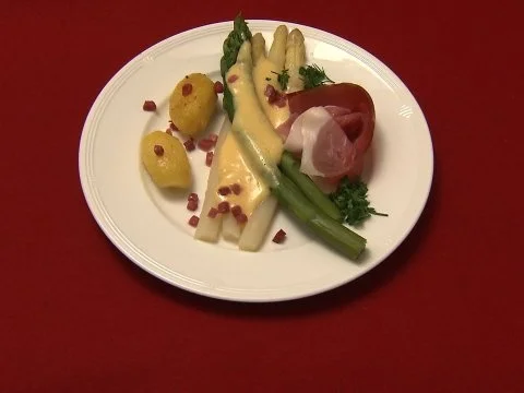 Frischer Stangenspargel mit Holsteinischem Schinken und Erdäpfeln - Rezept