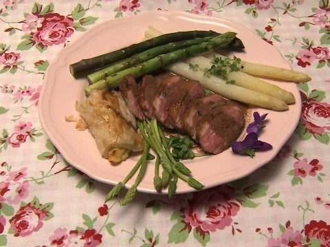Vier Länder Entenbrust mit viererlei Spargel und Kartoffelroulade - Rezept