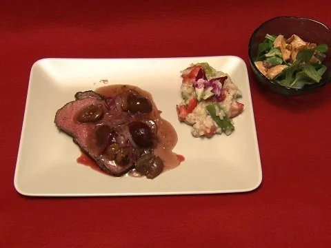 Filet vom Känguru mit Chili-Pflaumen, Erdbeer-Spargel-Risotto und fruchtiger Feldsalat - Rezept