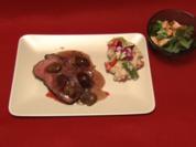 Filet vom Känguru mit Chili-Pflaumen, Erdbeer-Spargel-Risotto und fruchtiger Feldsalat - Rezept