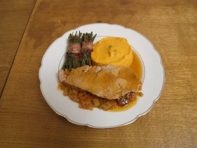 Geschmorte Kalbsschulter mit Kartoffel-Paprikapüree und grünen Bohnen im Speckmantel - Rezept