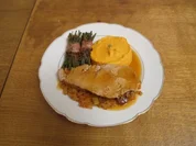 Geschmorte Kalbsschulter mit Kartoffel-Paprikapüree und grünen Bohnen im Speckmantel - Rezept