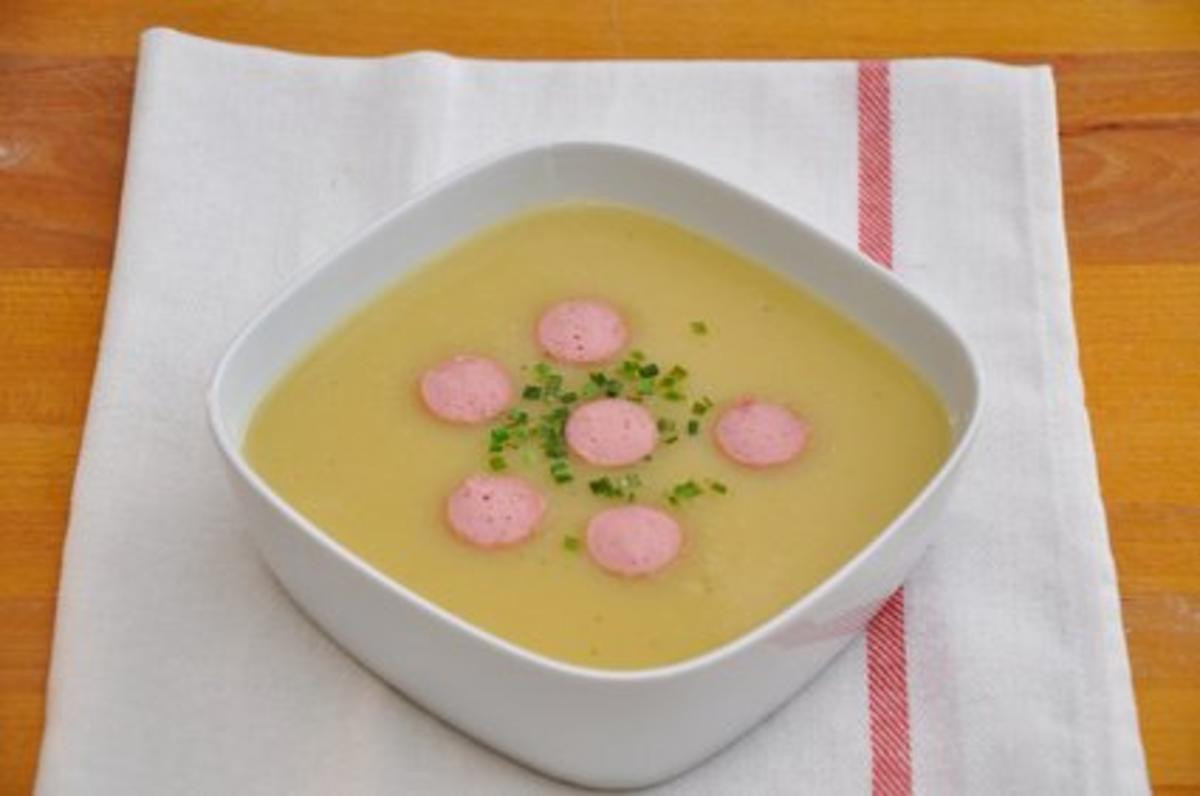 Kartoffel-Lauchsuppe mit Würstchen - Rezept - kochbar.de