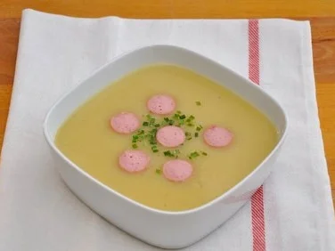 Kartoffel-Lauchsuppe mit Würstchen - Rezept
