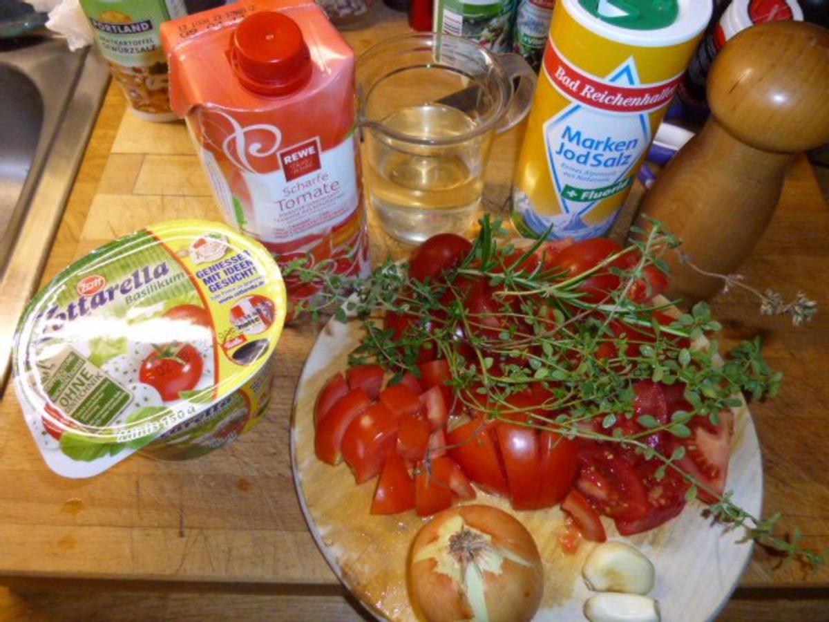 Kalte Tomatensuppe mit Mozzarellakugeln oder Sahne - Rezept