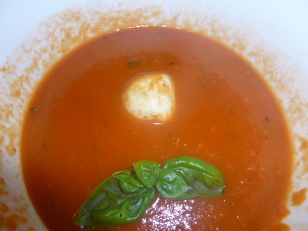 Kalte Tomatensuppe mit Mozzarellakugeln oder Sahne - Rezept - kochbar.de