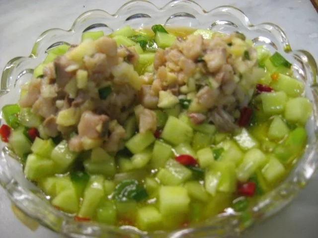 Rezept: Matjestartar auf Gurkensalat Matjestartar auf Gurkensalat - Rezept