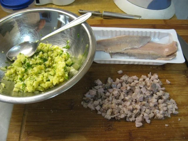 Rezept: Matjestartar auf Gurkensalat Bild Nr. 3 Matjestartar auf Gurkensalat - Rezept - Bild Nr. 3