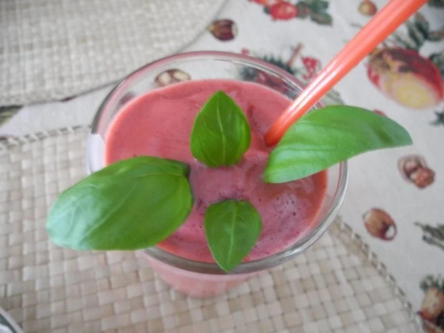 Rezept: Dessert : Geeiste Erdbeer - Himbeermilch Bild Nr. 7 Dessert : Geeiste Erdbeer - Himbeermilch - Rezept - Bild Nr. 7