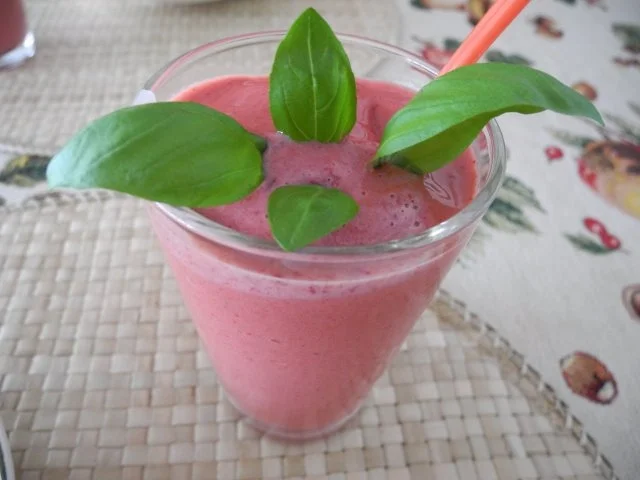 Rezept: Dessert : Geeiste Erdbeer - Himbeermilch Dessert : Geeiste Erdbeer - Himbeermilch - Rezept