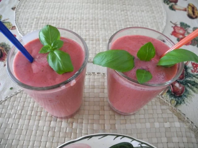 Rezept: Dessert : Geeiste Erdbeer - Himbeermilch Bild Nr. 2 Dessert : Geeiste Erdbeer - Himbeermilch - Rezept - Bild Nr. 2