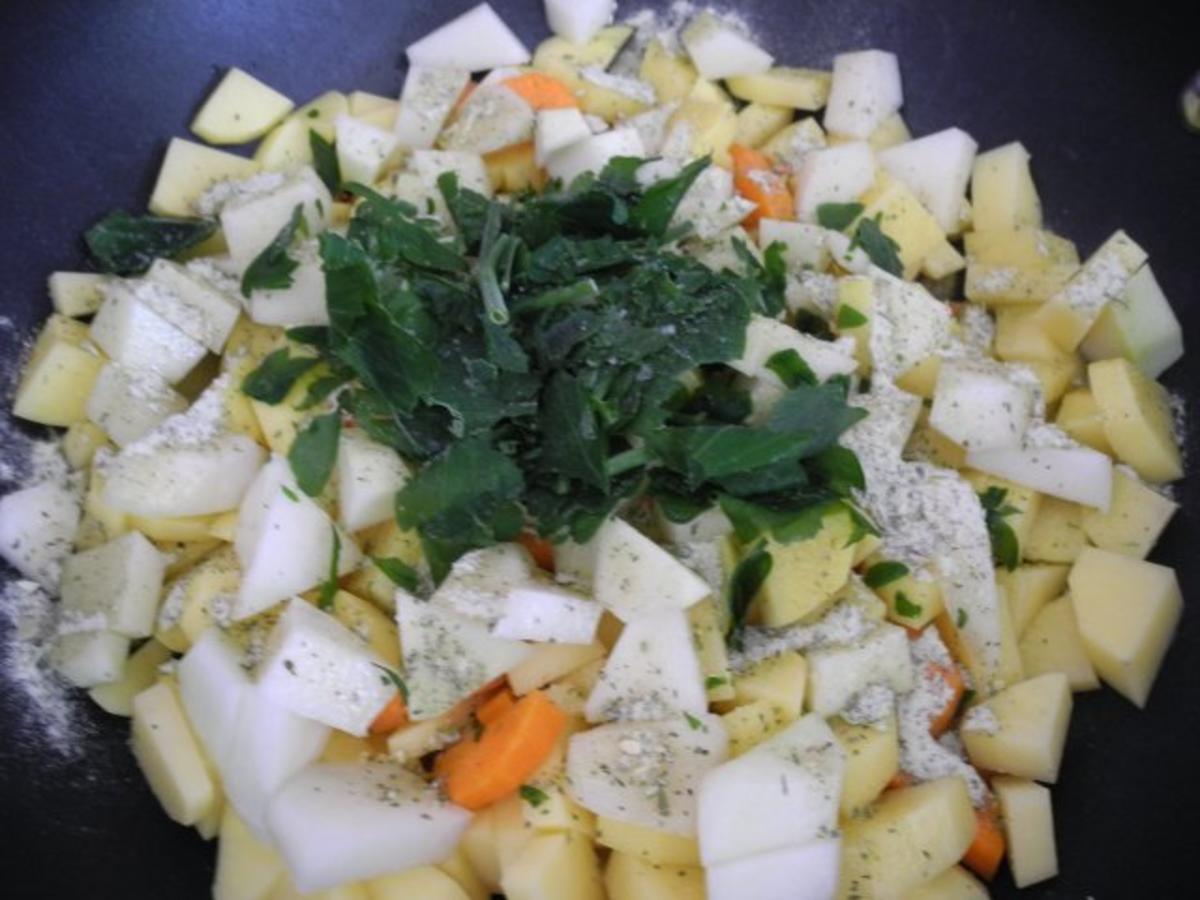 Suppen & Eintöpfe :  Bunte Gemüsesuppe mit gebratenen Filetstückchen - Rezept - Bild Nr. 5