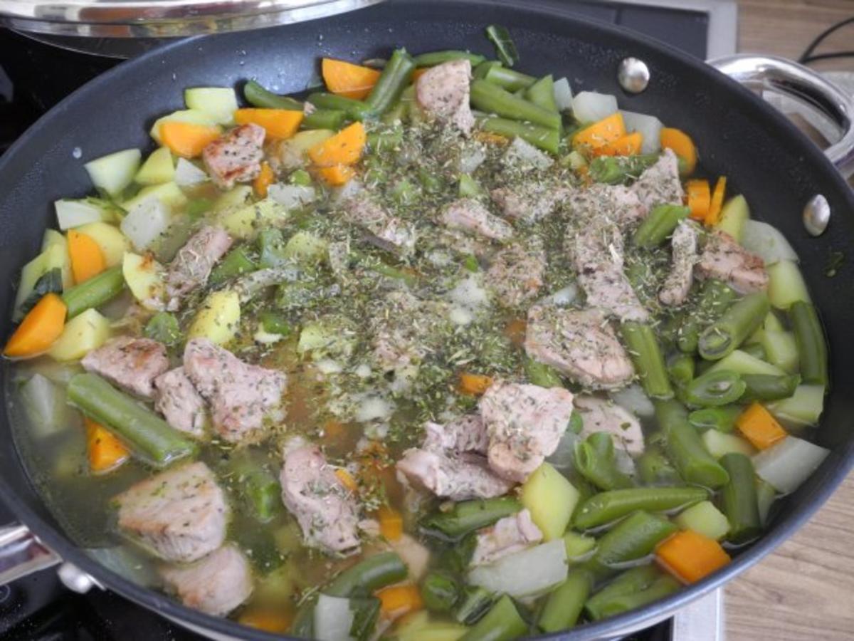 Suppen & Eintöpfe :  Bunte Gemüsesuppe mit gebratenen Filetstückchen - Rezept - Bild Nr. 10