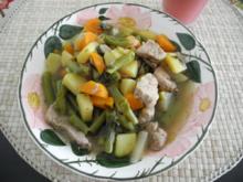 Suppen & Eintöpfe :  Bunte Gemüsesuppe mit gebratenen Filetstückchen - Rezept