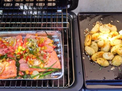 Lachsfilet auf einem Kräuterbett vom Grill mit Rosmarin-Kartoffeln - Rezept - Bild Nr. 9