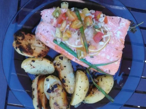Lachsfilet auf einem Kräuterbett vom Grill mit Rosmarin-Kartoffeln - Rezept - Bild Nr. 2