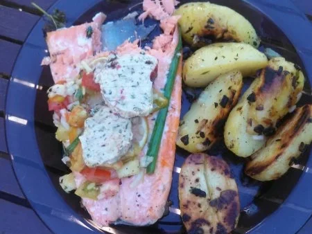 Lachsfilet auf einem Kräuterbett vom Grill mit Rosmarin-Kartoffeln - Rezept - Bild Nr. 11