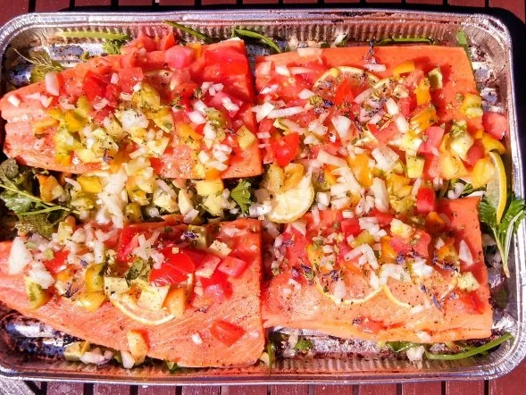 Lachsfilet auf einem Kräuterbett vom Grill mit Rosmarin-Kartoffeln - Rezept